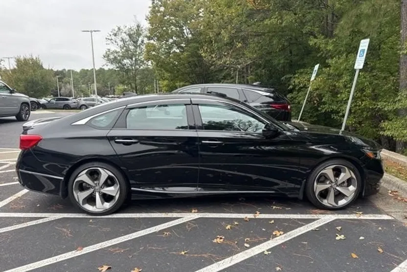 2018 Honda Accord Touring 2.0T photo 1
