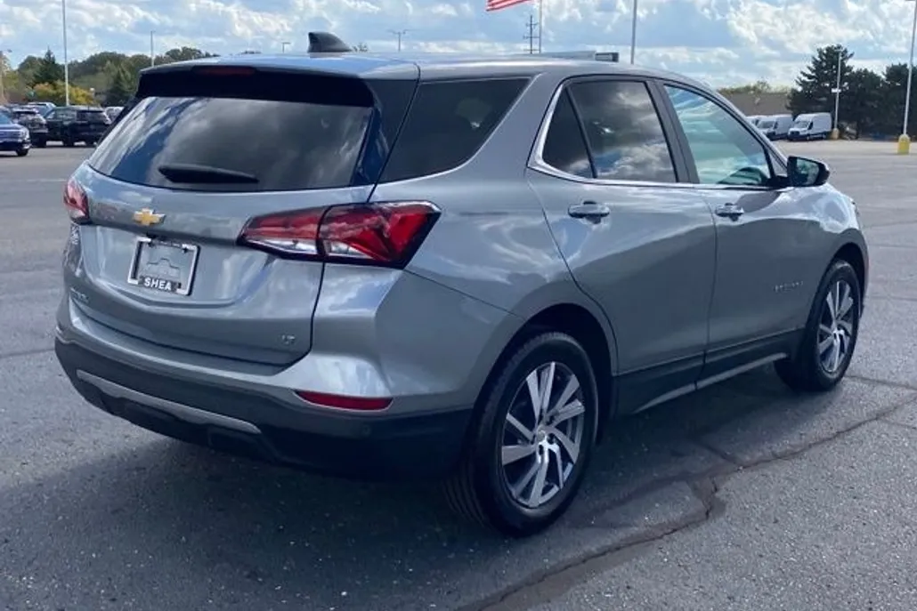 2024 Chevrolet Equinox LT photo 1