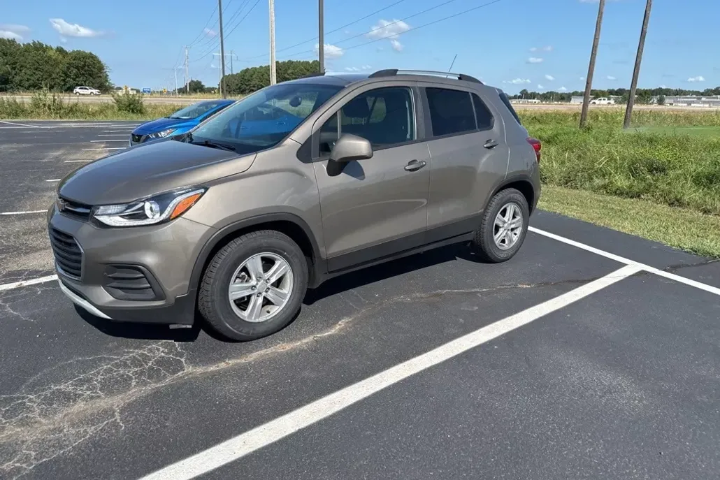 2022 Chevrolet Trax LT photo 1