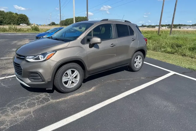 2022 Chevrolet Trax LT photo 1