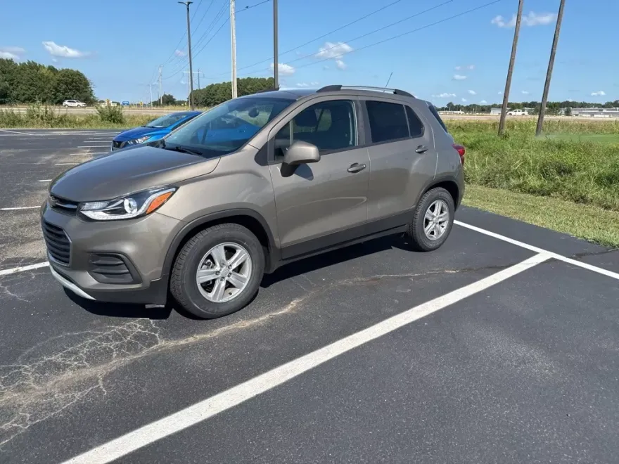 2022 Chevrolet Trax LT photo 1