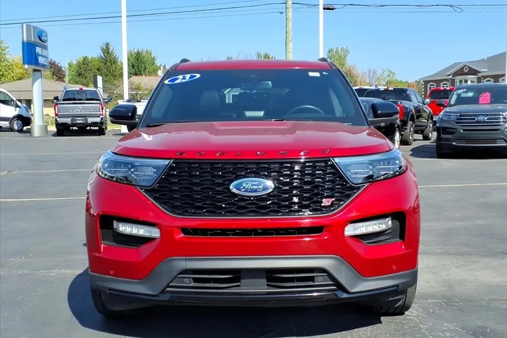 2023 Ford Explorer ST photo 1
