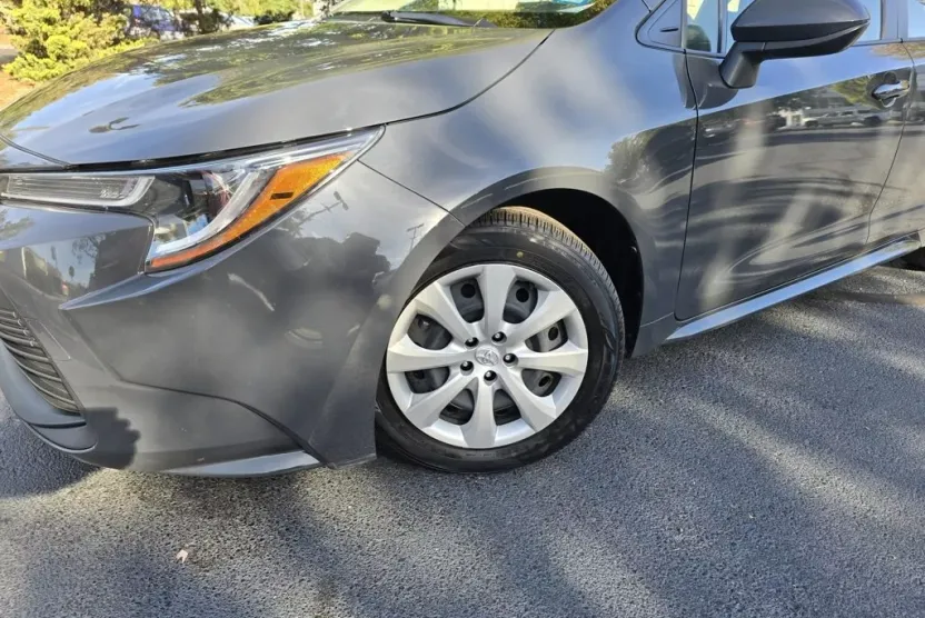 2023 Toyota Corolla LE photo 1