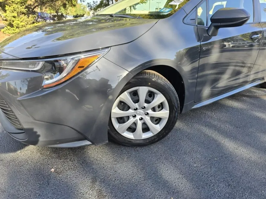 2023 Toyota Corolla LE photo 1