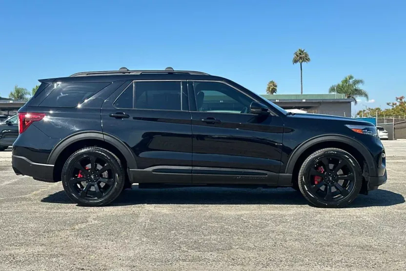 2021 Ford Explorer ST photo 1