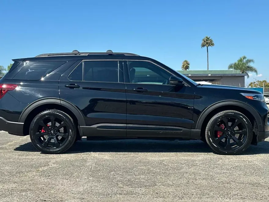 2021 Ford Explorer ST photo 1