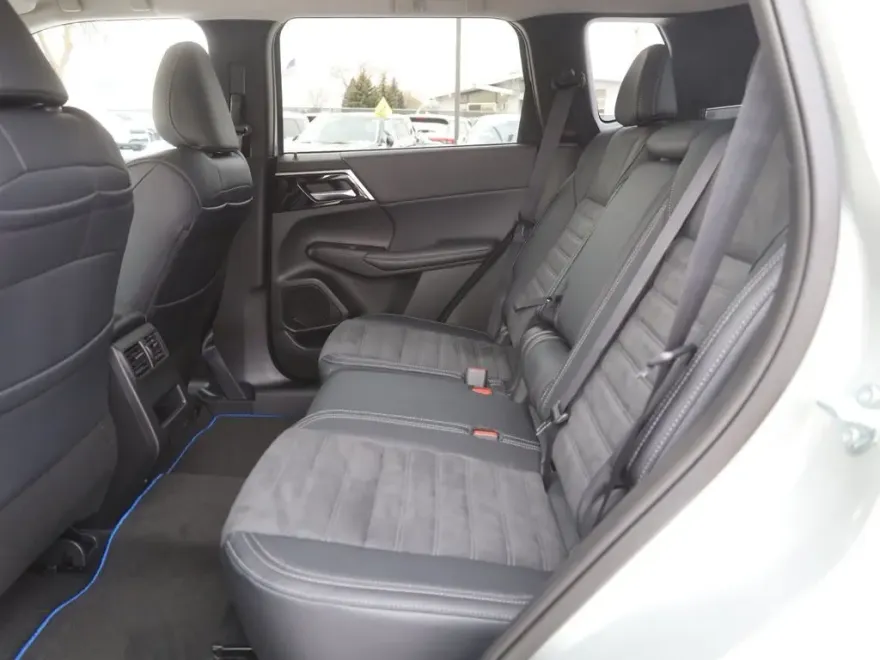 2025 Mitsubishi Outlander PHEV SE photo 21
