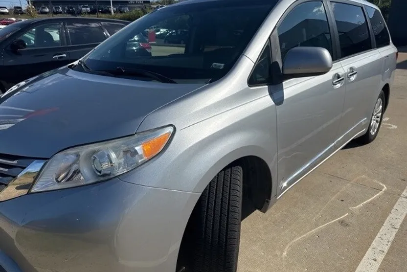 2015 Toyota Sienna L photo 1