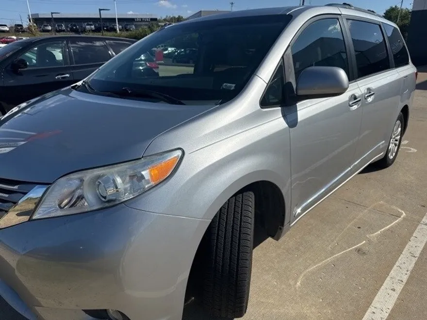 2015 Toyota Sienna L photo 1