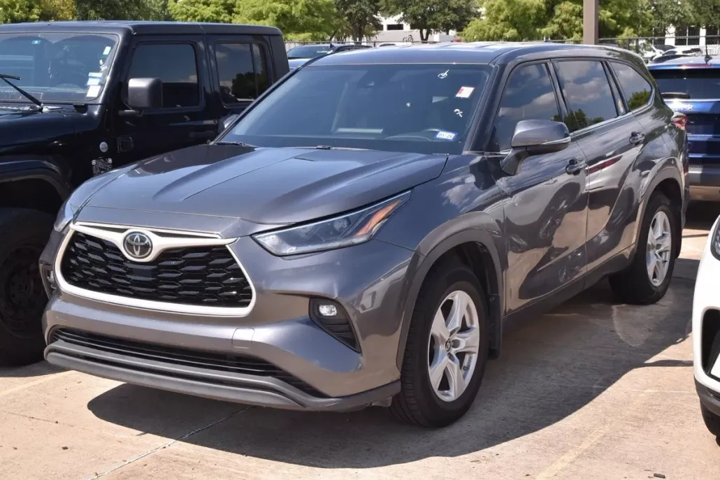2021 Toyota Highlander LE photo 1