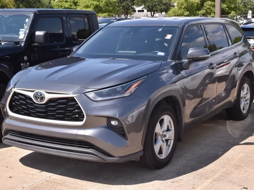 2021 Toyota Highlander LE photo 1