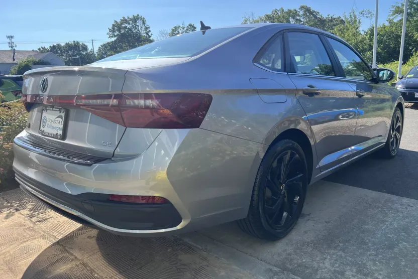 2025 Volkswagen Jetta SE photo 1