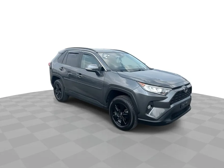 2021 Toyota RAV4 XLE photo 1