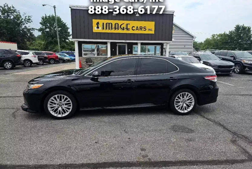 2018 Toyota Camry XLE photo 1