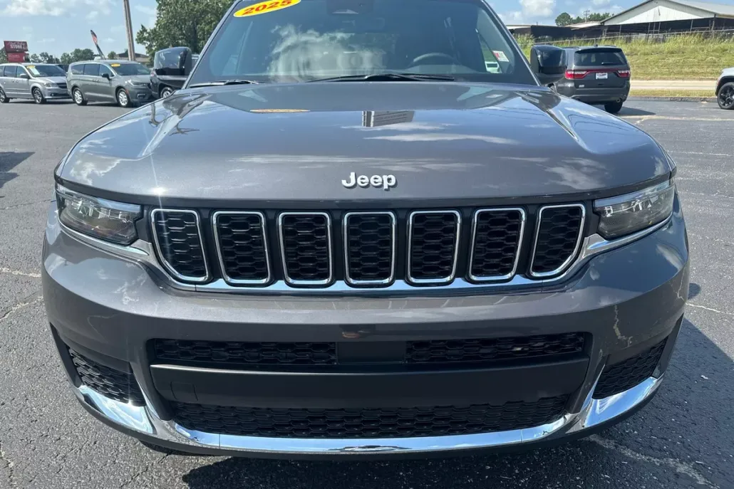 2025 Jeep Grand Cherokee Laredo photo 1