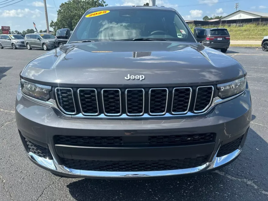 2025 Jeep Grand Cherokee Laredo photo 1