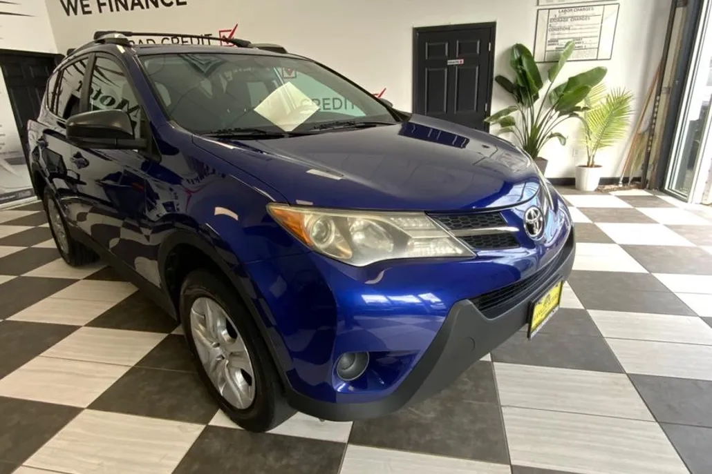 2014 Toyota RAV4 LE photo 1