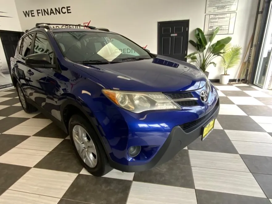 2014 Toyota RAV4 LE photo 1