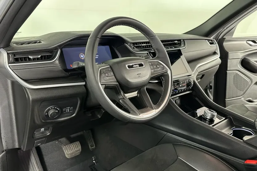 2024 Jeep Grand Cherokee Laredo photo 1