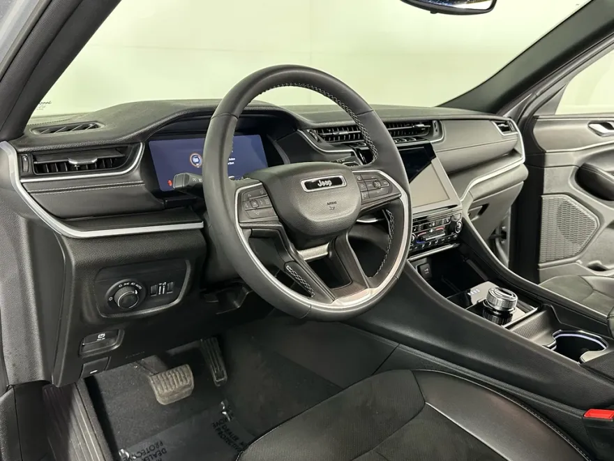 2024 Jeep Grand Cherokee Laredo photo 1