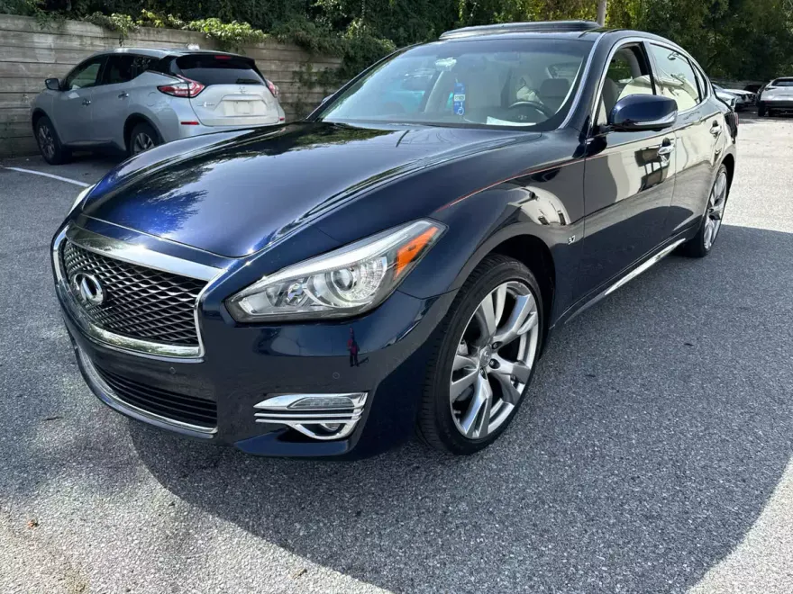 2016 Infiniti Q70L AWD photo 1