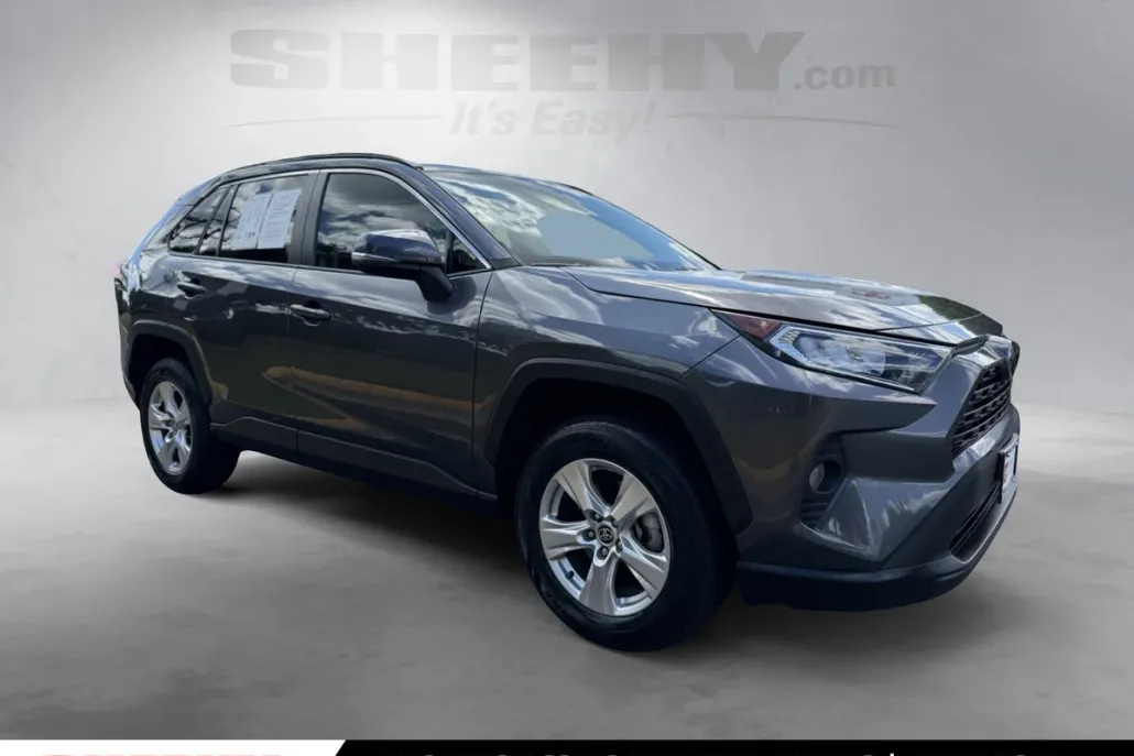 2021 Toyota RAV4 XLE photo 1