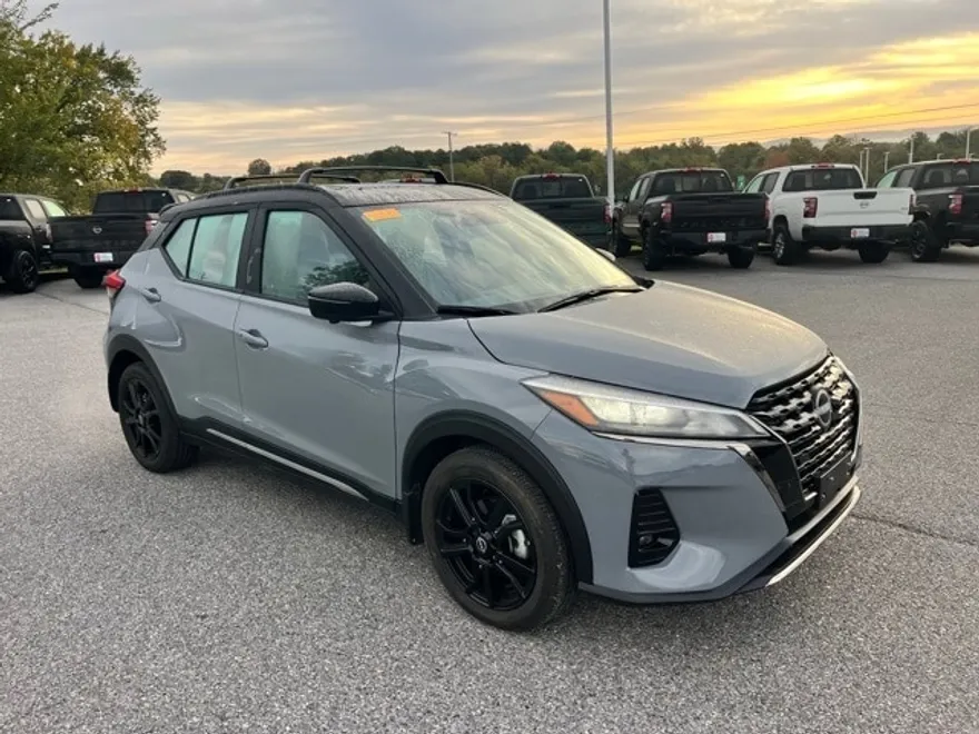 2024 Nissan Kicks SR photo 1
