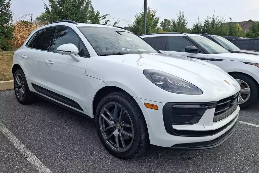 2023 Porsche Macan Base photo 1