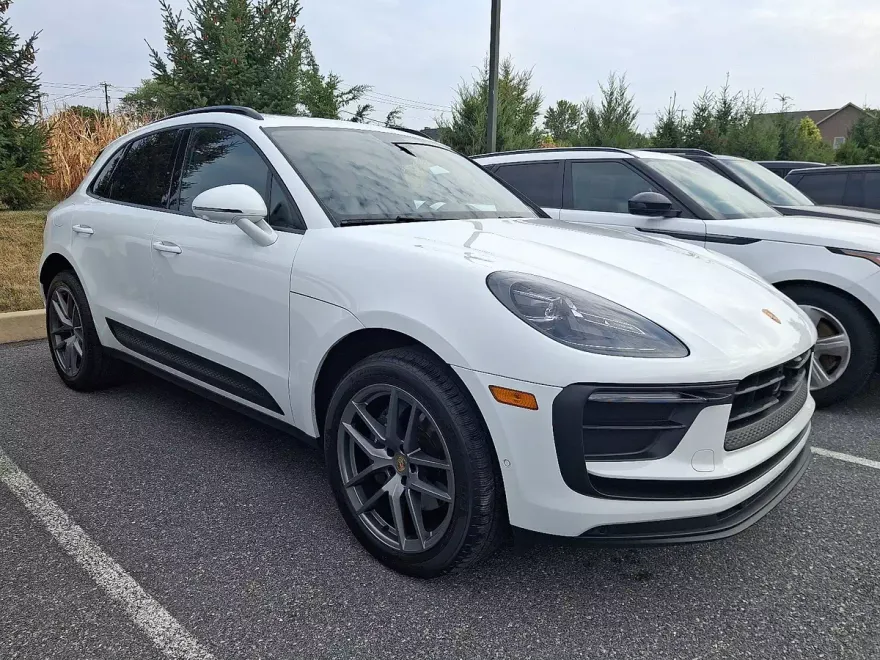 2023 Porsche Macan Base photo 1
