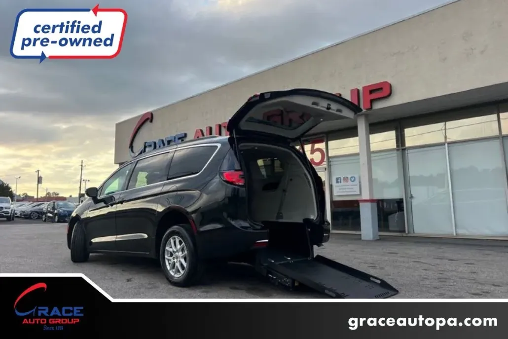 2022 Chrysler Pacifica Touring L photo 1