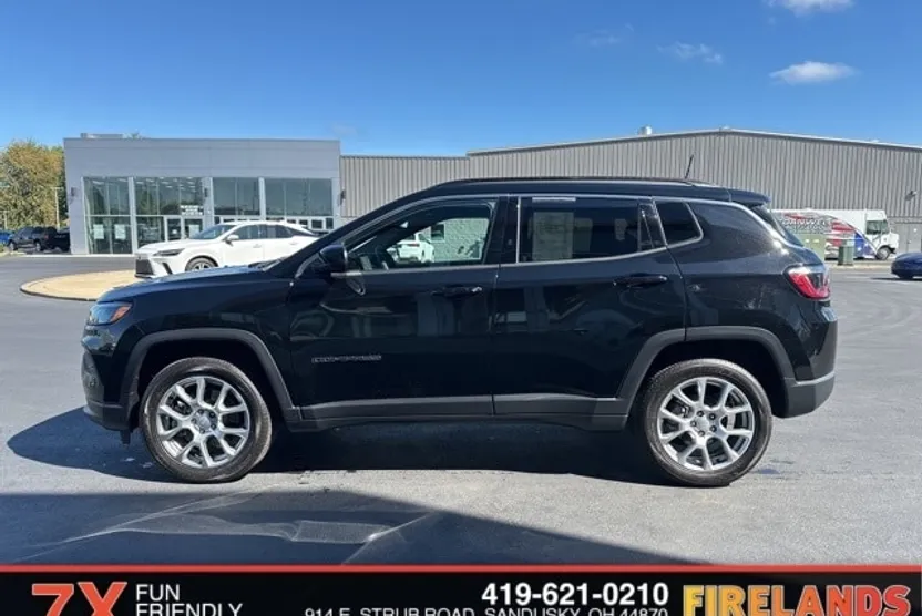 2024 Jeep Compass Latitude Lux photo 1