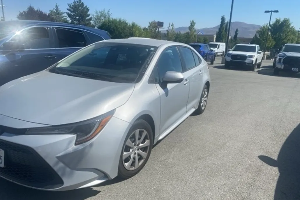 2022 Toyota Corolla LE photo 1