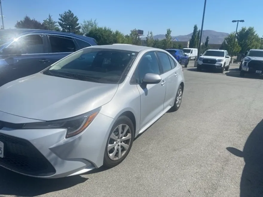 2022 Toyota Corolla LE photo 1