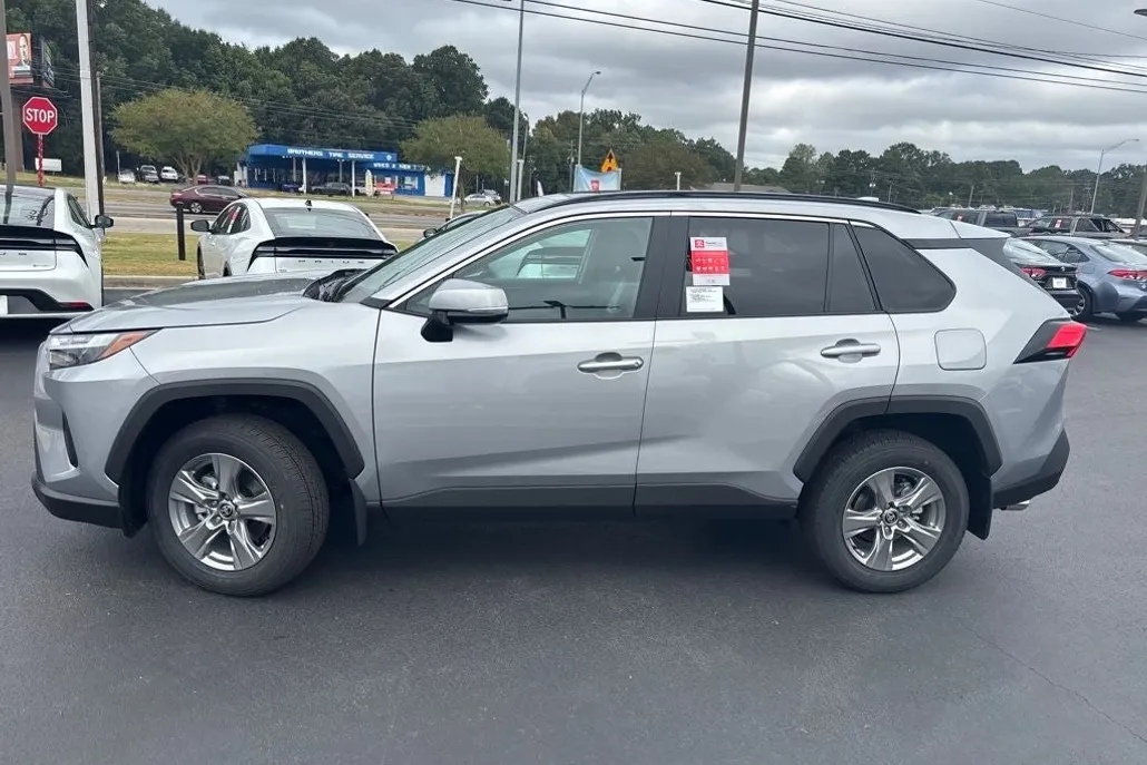2025 Toyota RAV4 XLE photo 1