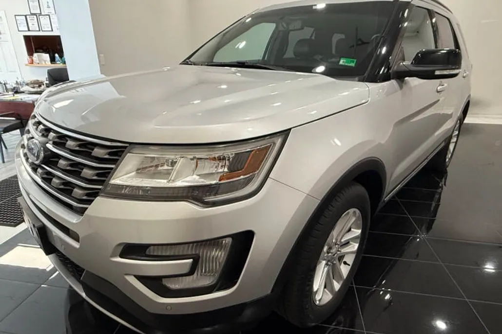 2016 Ford Explorer XLT photo 1