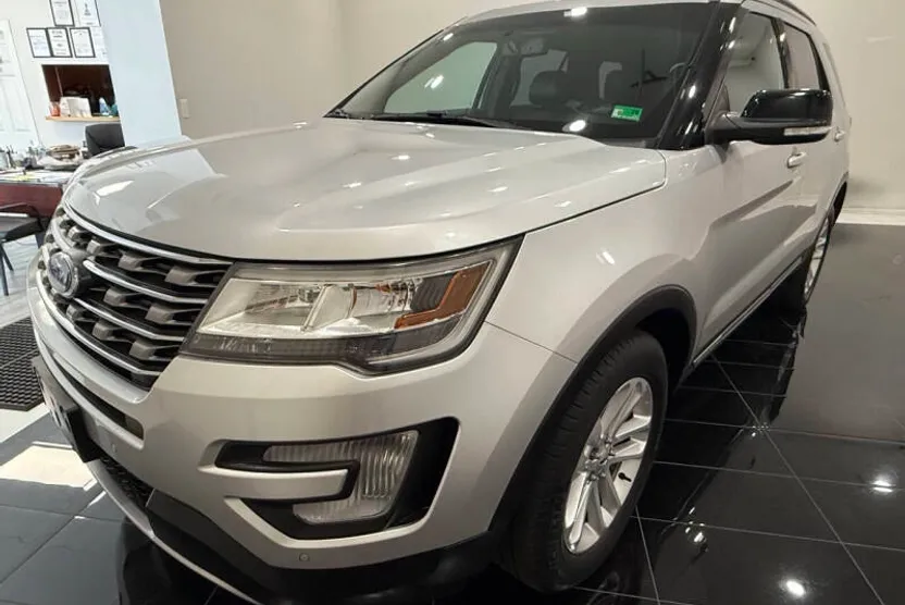 2016 Ford Explorer XLT photo 1