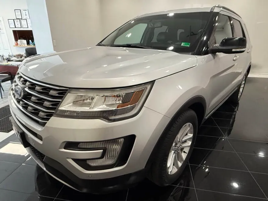 2016 Ford Explorer XLT photo 1