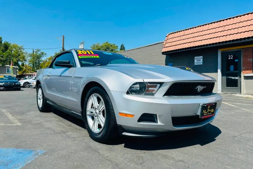 2011 Ford Mustang V6 Convertible photo 1
