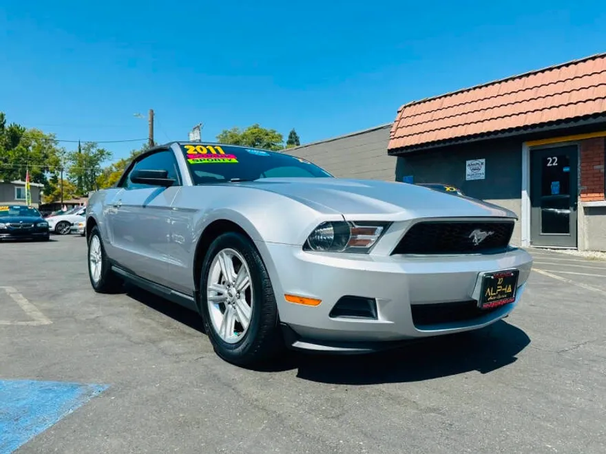 2011 Ford Mustang V6 Convertible photo 1