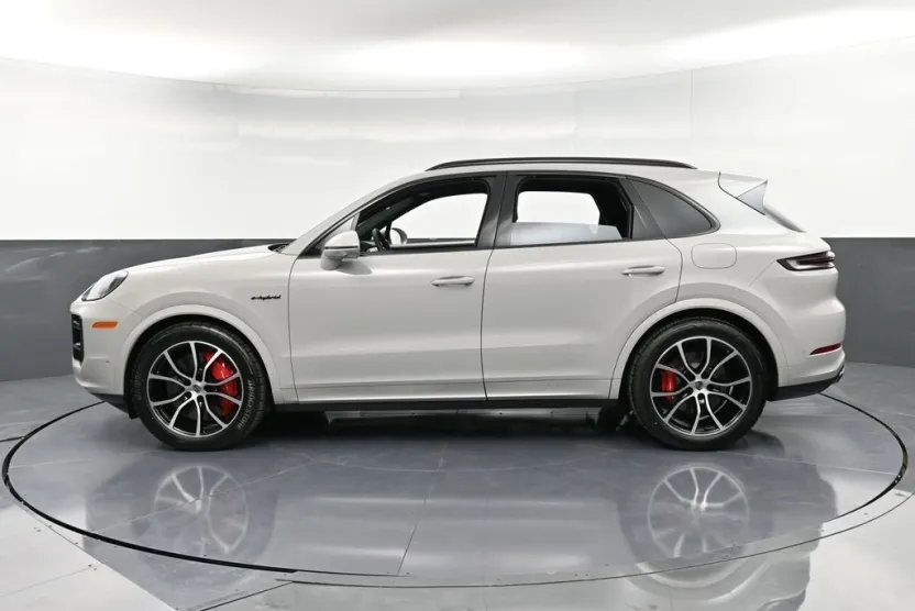 2025 Porsche Cayenne Turbo E-Hybrid photo 1