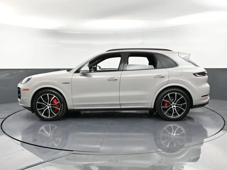 2025 Porsche Cayenne Turbo E-Hybrid photo 1