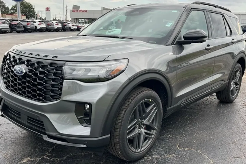 2025 Ford Explorer ST-Line photo 1