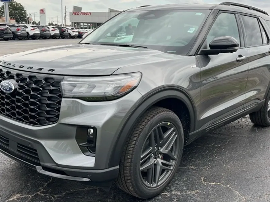 2025 Ford Explorer ST-Line photo 1