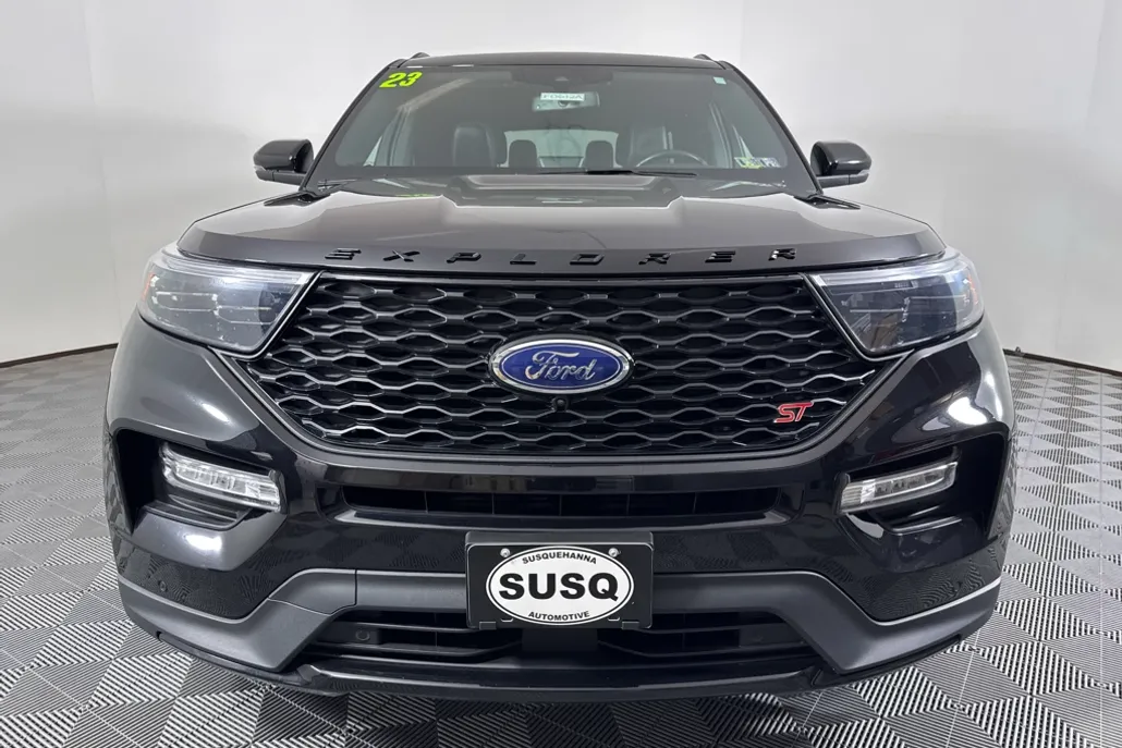 2023 Ford Explorer ST photo 1