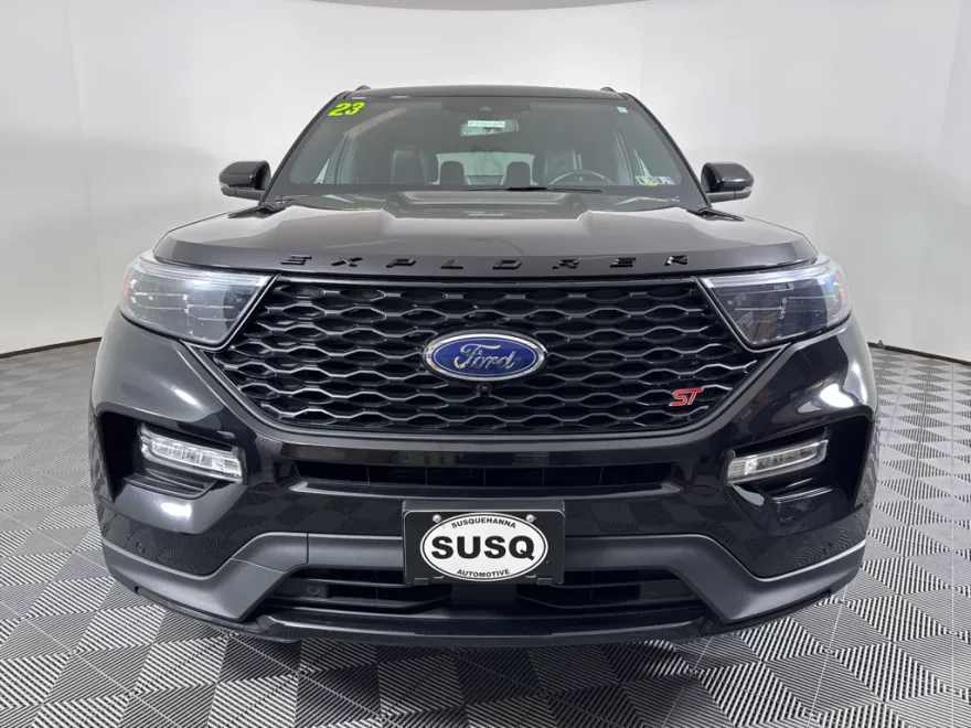 2023 Ford Explorer ST photo 1