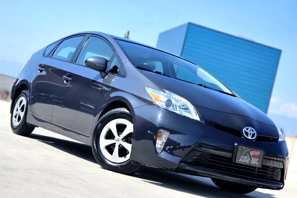 2014 Toyota Prius Three photo 1