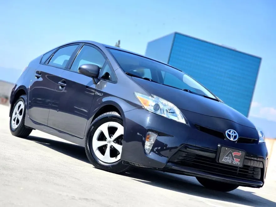 2014 Toyota Prius Three photo 1