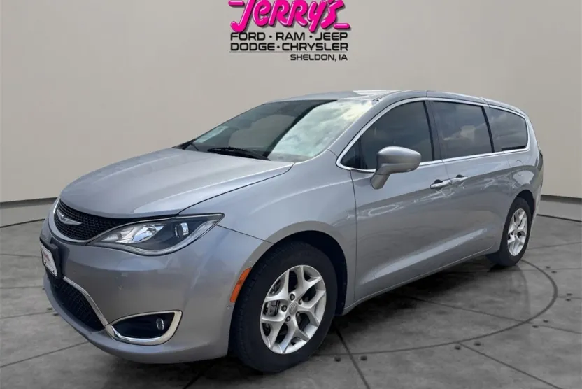 2020 Chrysler Pacifica Touring photo 1