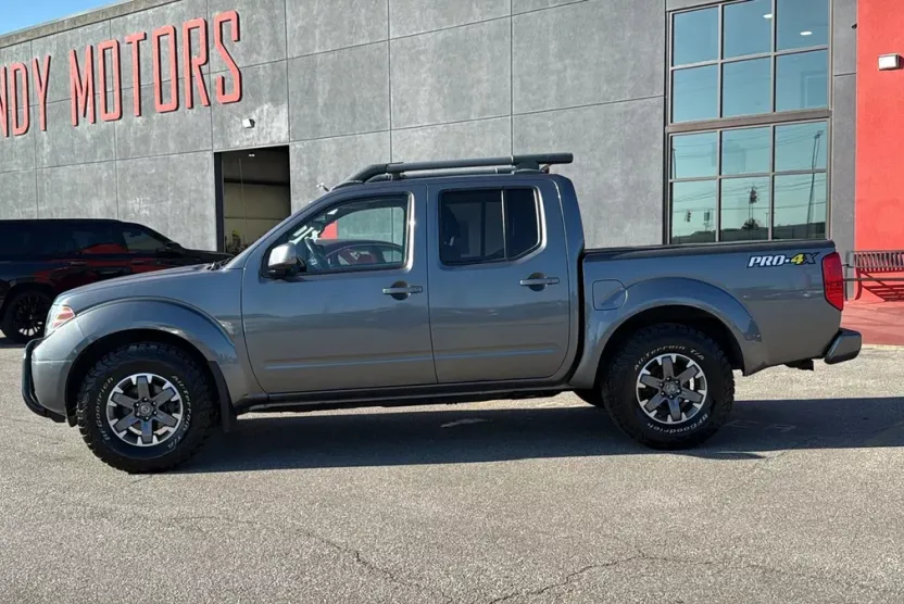 2017 Nissan Frontier Crew Cab PRO-4X photo 1