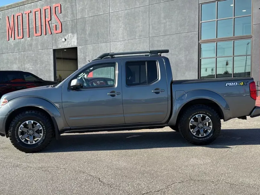 2017 Nissan Frontier Crew Cab PRO-4X photo 1